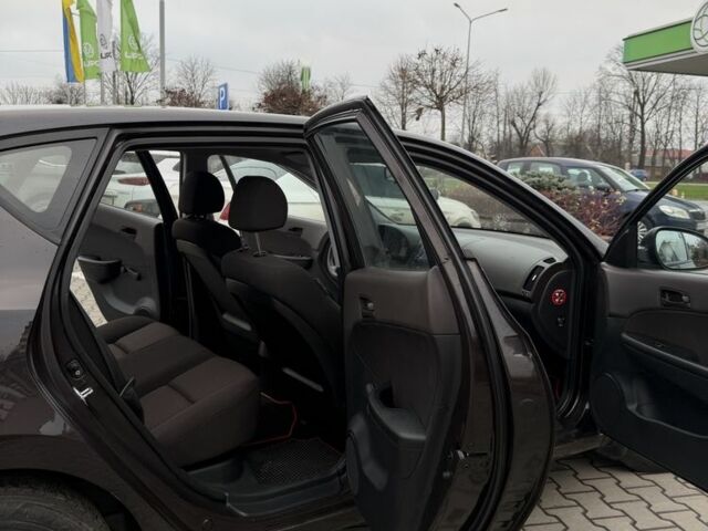 Фиолетовый Хендай i30, объемом двигателя 1.4 л и пробегом 180 тыс. км за 4650 $, фото 5 на Automoto.ua