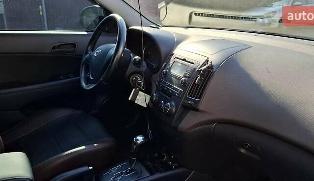 Коричневий Хендай i30, об'ємом двигуна 1.58 л та пробігом 106 тис. км за 8500 $, фото 2 на Automoto.ua