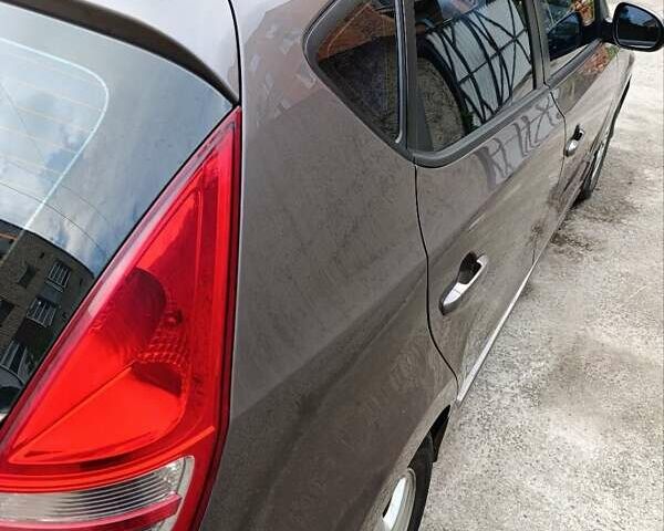 Коричневий Хендай i30, об'ємом двигуна 1.58 л та пробігом 255 тис. км за 6800 $, фото 9 на Automoto.ua