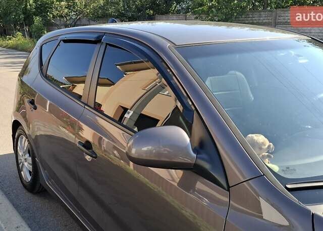 Коричневий Хендай i30, об'ємом двигуна 1.58 л та пробігом 106 тис. км за 8500 $, фото 6 на Automoto.ua