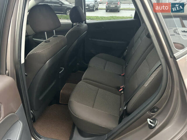 Коричневый Хендай i30, объемом двигателя 1.6 л и пробегом 107 тыс. км за 9750 $, фото 16 на Automoto.ua