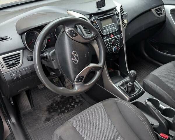 Коричневий Хендай i30, об'ємом двигуна 1.4 л та пробігом 293 тис. км за 6900 $, фото 7 на Automoto.ua