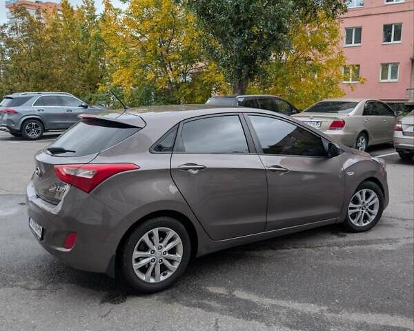 Коричневий Хендай i30, об'ємом двигуна 1.4 л та пробігом 293 тис. км за 6900 $, фото 4 на Automoto.ua