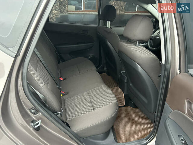 Коричневый Хендай i30, объемом двигателя 1.6 л и пробегом 107 тыс. км за 9750 $, фото 19 на Automoto.ua