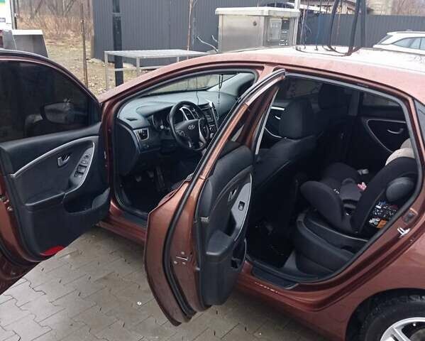 Коричневый Хендай i30, объемом двигателя 1.6 л и пробегом 238 тыс. км за 7200 $, фото 5 на Automoto.ua