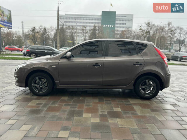 Коричневый Хендай i30, объемом двигателя 1.6 л и пробегом 107 тыс. км за 9750 $, фото 2 на Automoto.ua
