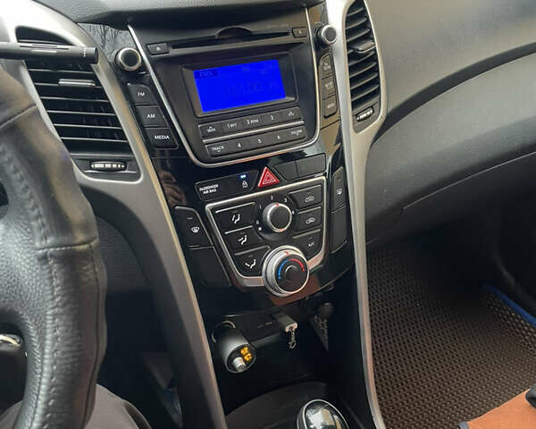 Коричневый Хендай i30, объемом двигателя 1.6 л и пробегом 119 тыс. км за 12950 $, фото 2 на Automoto.ua