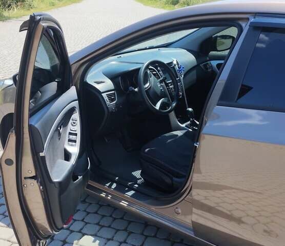 Коричневый Хендай i30, объемом двигателя 1.4 л и пробегом 125 тыс. км за 9200 $, фото 5 на Automoto.ua