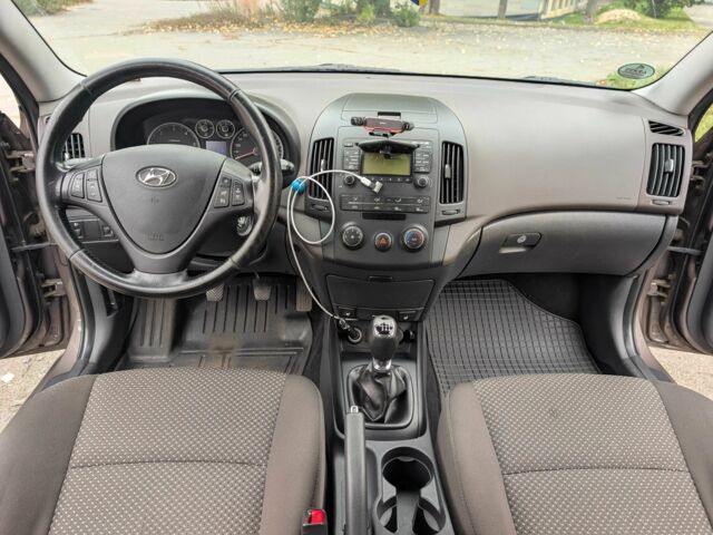 Коричневый Хендай i30, объемом двигателя 1.6 л и пробегом 236 тыс. км за 7200 $, фото 14 на Automoto.ua