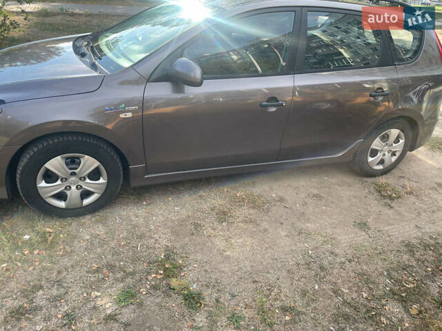 Коричневый Хендай i30, объемом двигателя 1.58 л и пробегом 211 тыс. км за 7500 $, фото 6 на Automoto.ua