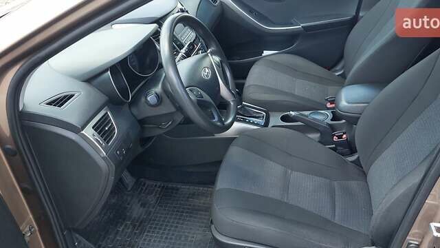 Коричневий Хендай i30, об'ємом двигуна 1.58 л та пробігом 149 тис. км за 9500 $, фото 6 на Automoto.ua