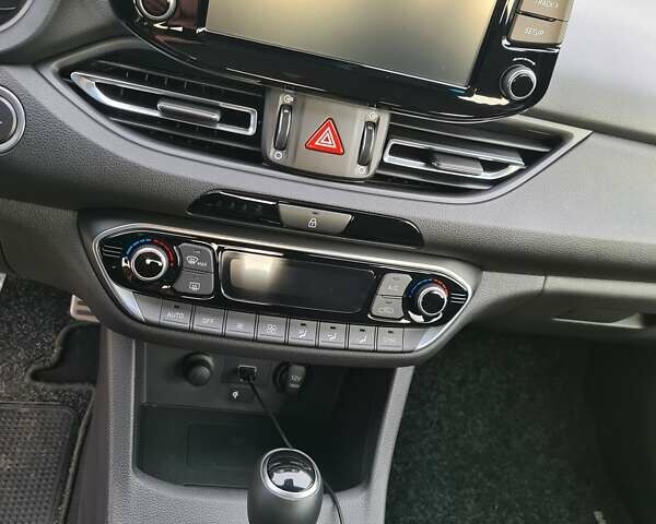 Коричневый Хендай i30, объемом двигателя 1.5 л и пробегом 25 тыс. км за 18500 $, фото 16 на Automoto.ua