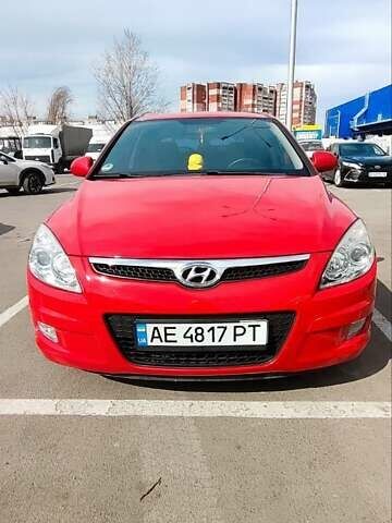 Красный Хендай i30, объемом двигателя 1.6 л и пробегом 247 тыс. км за 5800 $, фото 1 на Automoto.ua