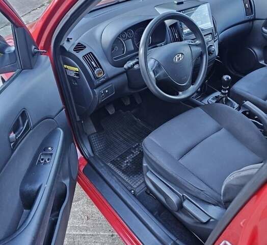Червоний Хендай i30, об'ємом двигуна 1.4 л та пробігом 197 тис. км за 4047 $, фото 3 на Automoto.ua