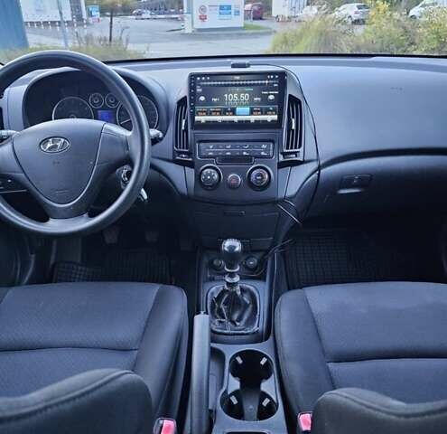 Червоний Хендай i30, об'ємом двигуна 1.4 л та пробігом 197 тис. км за 4047 $, фото 7 на Automoto.ua