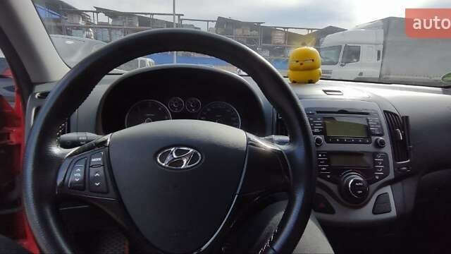 Красный Хендай i30, объемом двигателя 1.6 л и пробегом 247 тыс. км за 5800 $, фото 7 на Automoto.ua