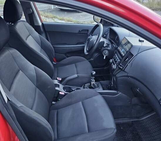 Червоний Хендай i30, об'ємом двигуна 1.4 л та пробігом 197 тис. км за 4047 $, фото 4 на Automoto.ua