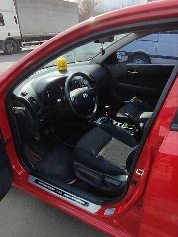 Красный Хендай i30, объемом двигателя 1.6 л и пробегом 247 тыс. км за 5800 $, фото 10 на Automoto.ua