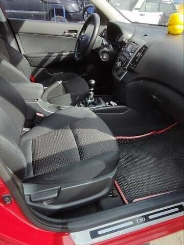 Красный Хендай i30, объемом двигателя 1.6 л и пробегом 247 тыс. км за 5800 $, фото 4 на Automoto.ua