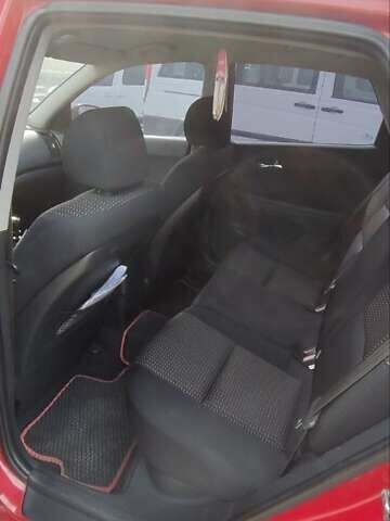 Красный Хендай i30, объемом двигателя 1.6 л и пробегом 247 тыс. км за 5800 $, фото 5 на Automoto.ua