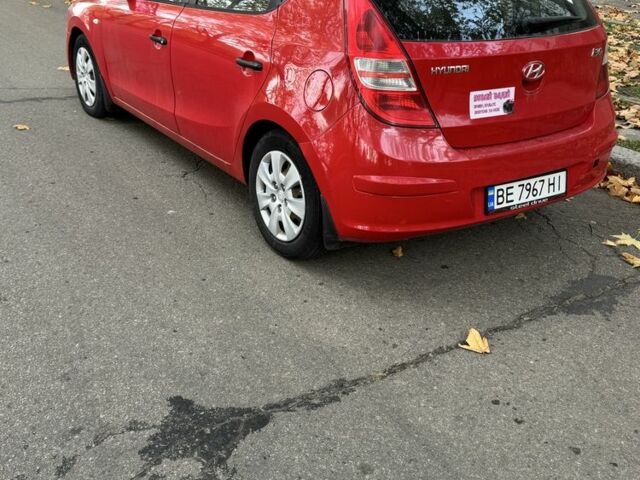 Красный Хендай i30, объемом двигателя 1.4 л и пробегом 212 тыс. км за 4300 $, фото 2 на Automoto.ua