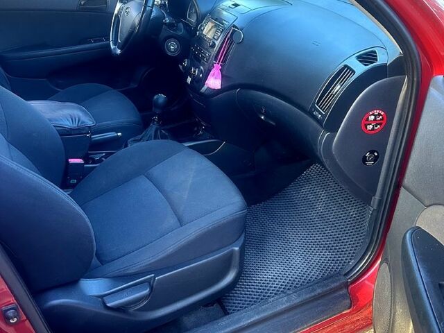 Червоний Хендай i30, об'ємом двигуна 1.4 л та пробігом 230 тис. км за 4500 $, фото 7 на Automoto.ua