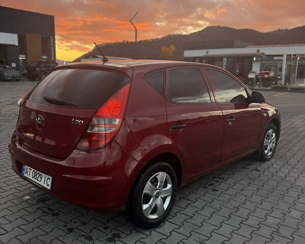 Красный Хендай i30, объемом двигателя 1.58 л и пробегом 244 тыс. км за 5400 $, фото 3 на Automoto.ua