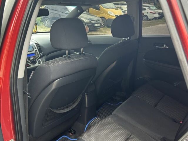 Красный Хендай i30, объемом двигателя 1.6 л и пробегом 186 тыс. км за 6349 $, фото 8 на Automoto.ua