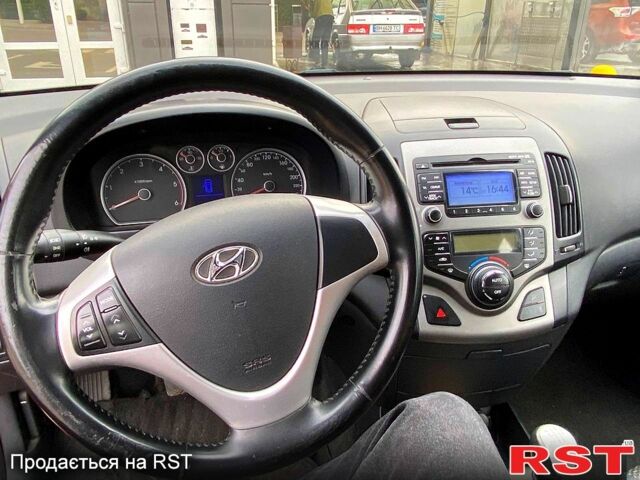 Червоний Хендай i30, об'ємом двигуна 1.6 л та пробігом 236 тис. км за 5000 $, фото 9 на Automoto.ua