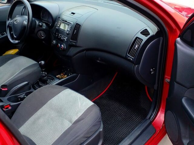 Красный Хендай i30, объемом двигателя 1.4 л и пробегом 220 тыс. км за 5100 $, фото 3 на Automoto.ua