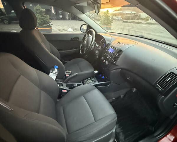 Красный Хендай i30, объемом двигателя 1.58 л и пробегом 244 тыс. км за 5400 $, фото 6 на Automoto.ua