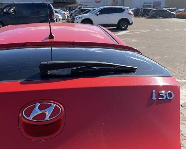 Красный Хендай i30, объемом двигателя 1.4 л и пробегом 262 тыс. км за 5200 $, фото 8 на Automoto.ua