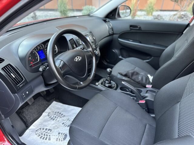 Красный Хендай i30, объемом двигателя 1.4 л и пробегом 202 тыс. км за 5999 $, фото 12 на Automoto.ua