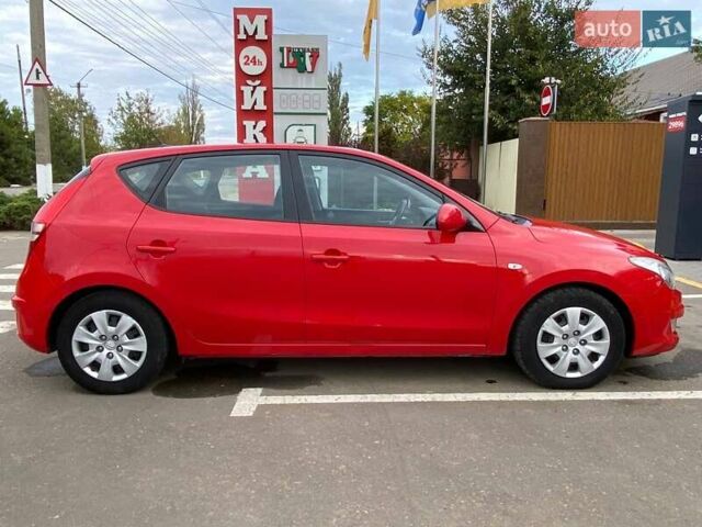 Красный Хендай i30, объемом двигателя 1.58 л и пробегом 236 тыс. км за 5000 $, фото 2 на Automoto.ua