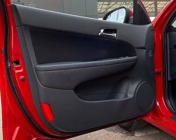 Красный Хендай i30, объемом двигателя 1.58 л и пробегом 236 тыс. км за 5000 $, фото 8 на Automoto.ua
