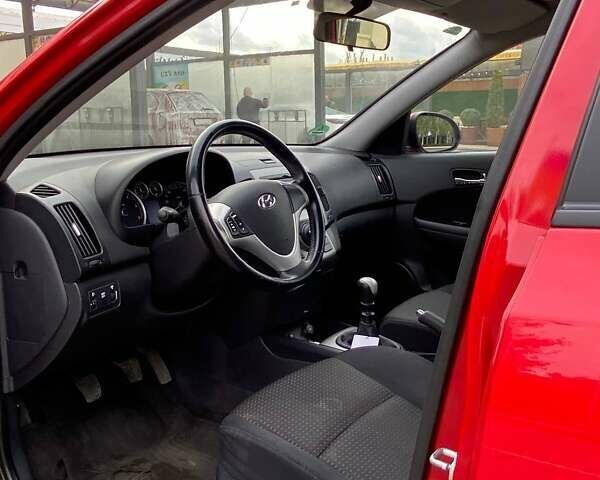 Красный Хендай i30, объемом двигателя 1.58 л и пробегом 236 тыс. км за 5000 $, фото 9 на Automoto.ua