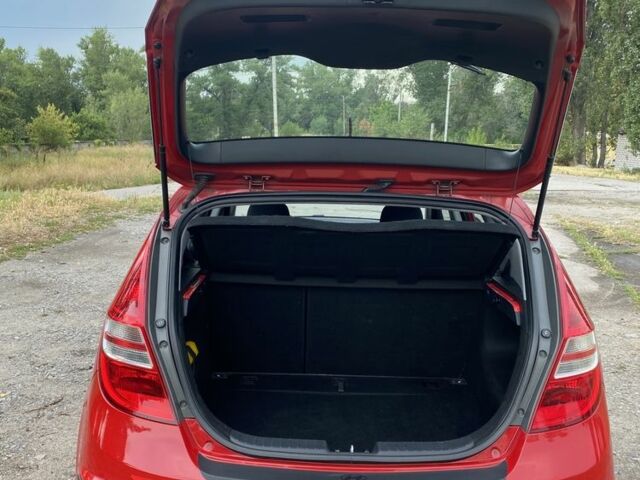 Красный Хендай i30, объемом двигателя 1.4 л и пробегом 203 тыс. км за 5600 $, фото 7 на Automoto.ua