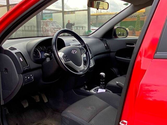 Червоний Хендай i30, об'ємом двигуна 1.6 л та пробігом 236 тис. км за 5000 $, фото 5 на Automoto.ua