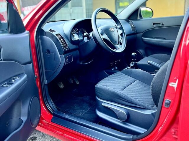 Червоний Хендай i30, об'ємом двигуна 1.4 л та пробігом 194 тис. км за 5500 $, фото 7 на Automoto.ua