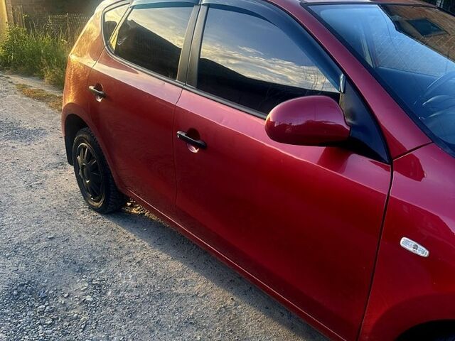 Червоний Хендай i30, об'ємом двигуна 1.4 л та пробігом 230 тис. км за 4500 $, фото 3 на Automoto.ua