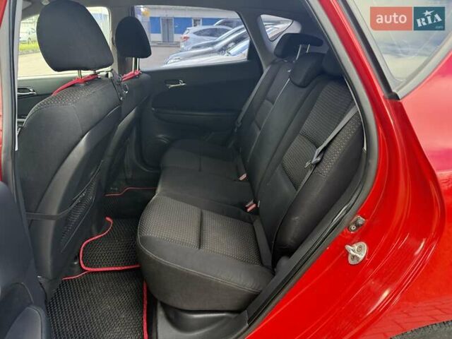 Красный Хендай i30, объемом двигателя 1.6 л и пробегом 135 тыс. км за 5900 $, фото 8 на Automoto.ua