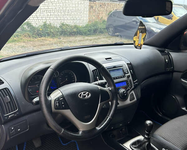 Красный Хендай i30, объемом двигателя 1.6 л и пробегом 186 тыс. км за 6399 $, фото 7 на Automoto.ua