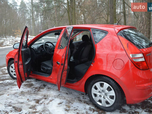 Красный Хендай i30, объемом двигателя 1.4 л и пробегом 231 тыс. км за 5200 $, фото 2 на Automoto.ua