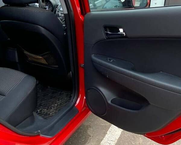 Красный Хендай i30, объемом двигателя 1.58 л и пробегом 236 тыс. км за 5000 $, фото 12 на Automoto.ua