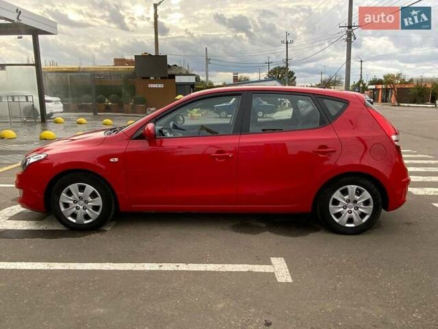 Красный Хендай i30, объемом двигателя 1.58 л и пробегом 236 тыс. км за 5000 $, фото 3 на Automoto.ua