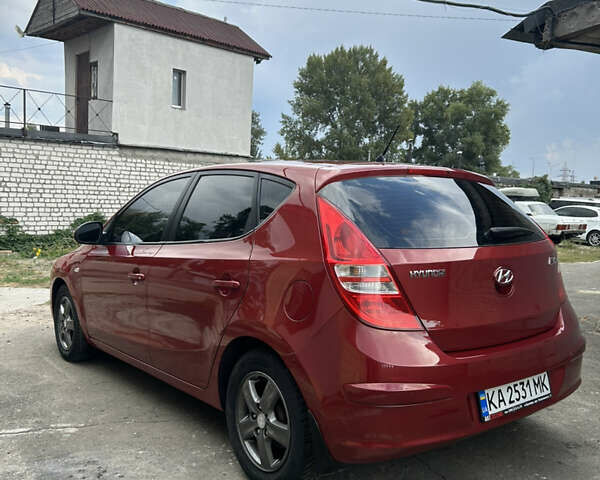 Красный Хендай i30, объемом двигателя 1.6 л и пробегом 186 тыс. км за 6399 $, фото 5 на Automoto.ua