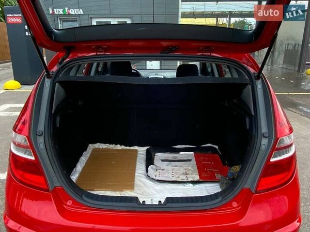 Красный Хендай i30, объемом двигателя 1.58 л и пробегом 236 тыс. км за 5000 $, фото 6 на Automoto.ua