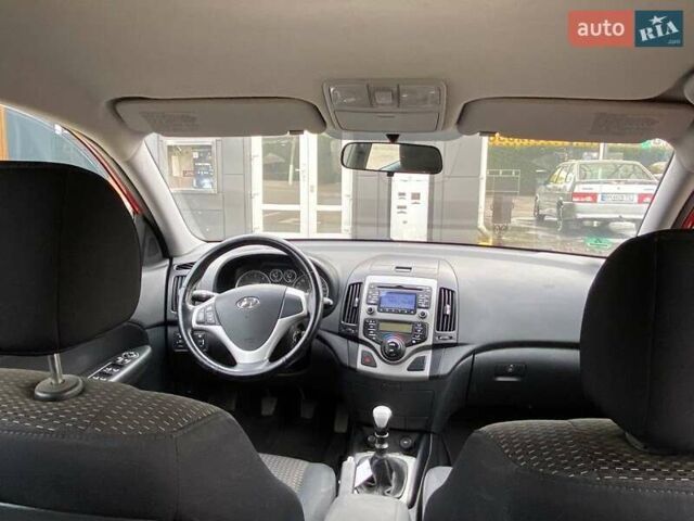 Красный Хендай i30, объемом двигателя 1.58 л и пробегом 236 тыс. км за 5000 $, фото 15 на Automoto.ua