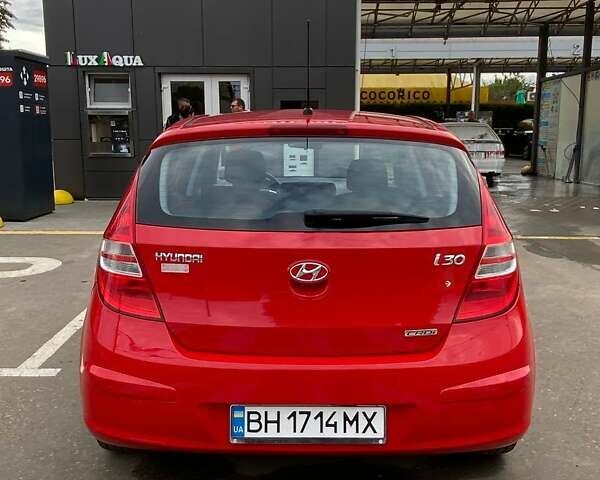 Красный Хендай i30, объемом двигателя 1.58 л и пробегом 236 тыс. км за 5000 $, фото 1 на Automoto.ua
