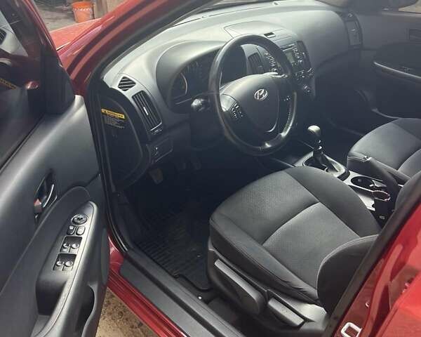 Червоний Хендай i30, об'ємом двигуна 1.4 л та пробігом 101 тис. км за 6500 $, фото 6 на Automoto.ua
